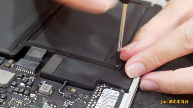 MacBook電池更換過程-板橋Mac維修推薦